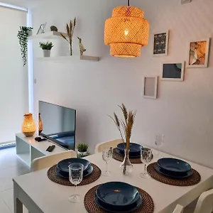  Apartment Brand New - Massive - E1 - Self Catering