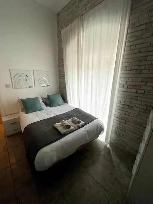 アパート ジブラルタルCharming 1Br Just Off Main Street Prime Locationアパートメント