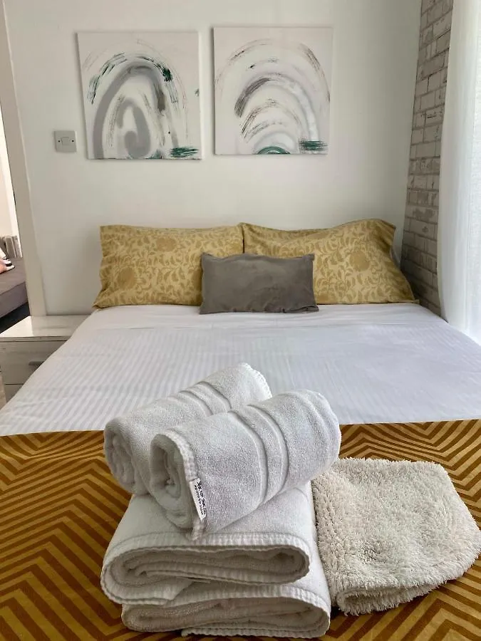 アパート ジブラルタルCharming 1Br Just Off Main Street Prime Locationアパートメント